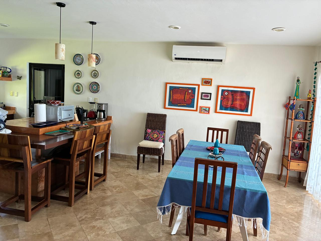 Comedor con vajilla