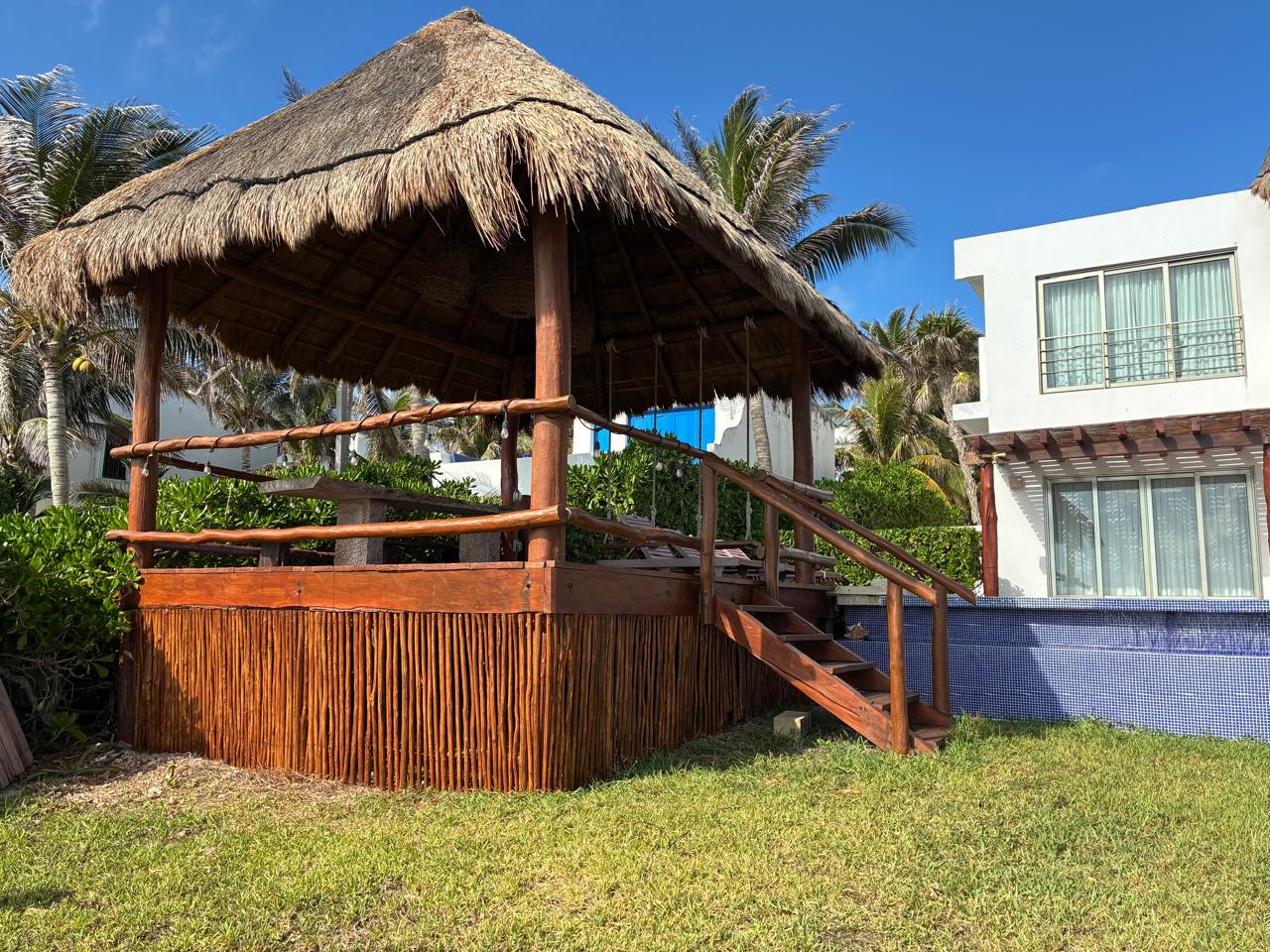 Palapa lateral con villa al fondo